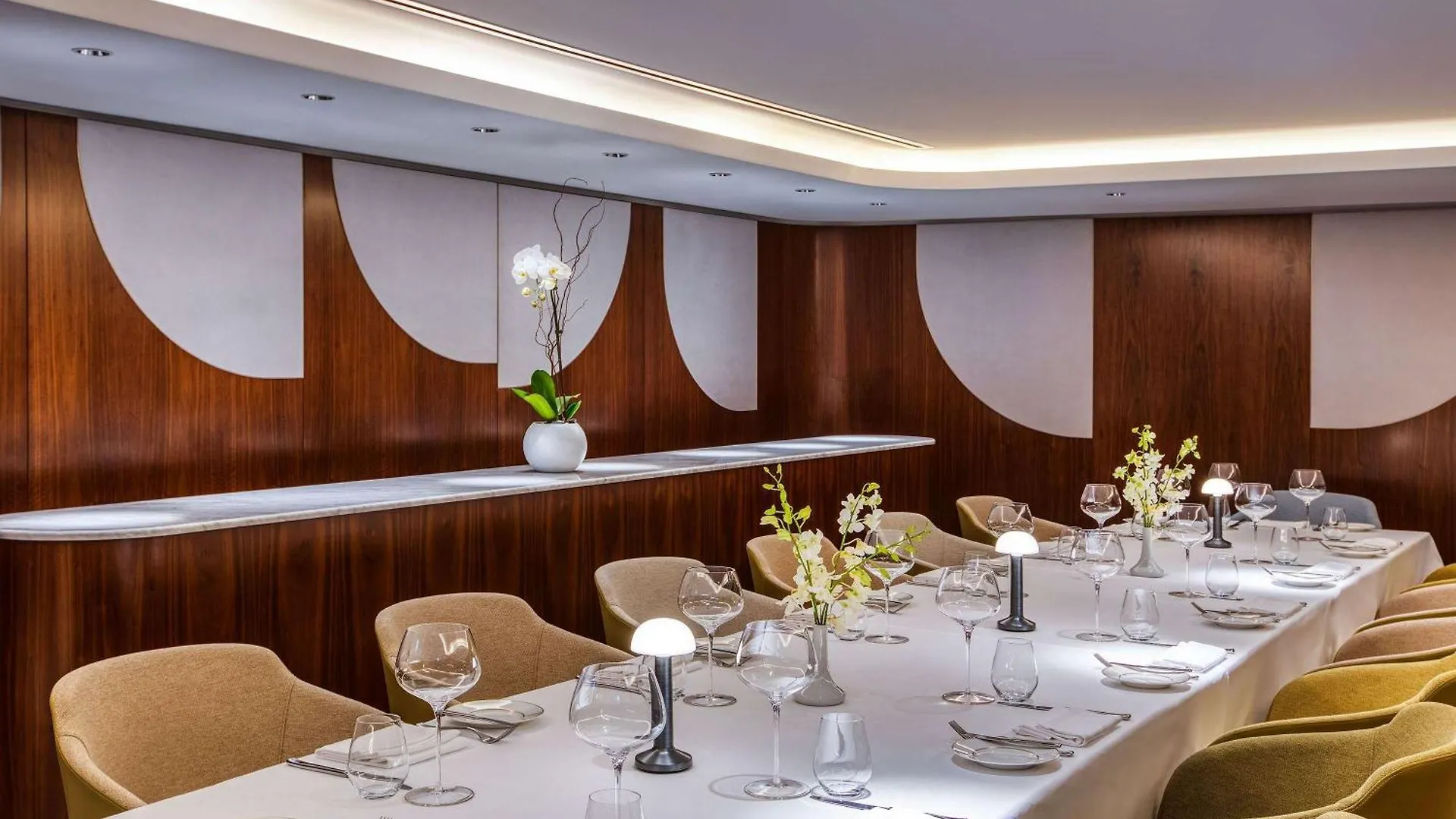 ****  Queen Elizabeth 2 Hotel Dubai United Arab Emirates